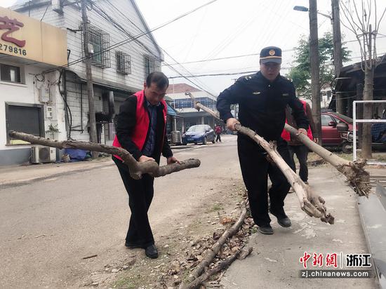 督查小组人员整治道路两旁卫生  许旭 摄