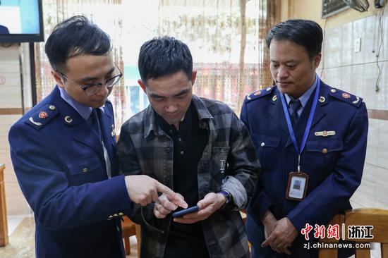 工作人员教民众办理“电子健康证”  王建明 摄