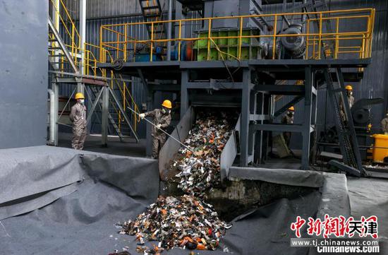 图为咸宁市湖北危险废物处置中心销毁现场 张畅 摄