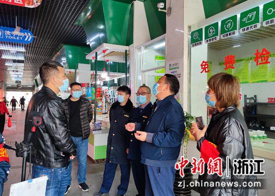 瓯海区相关负责人正实地督查市场“五化”提升创建工作。瓯海区市场监管局供图