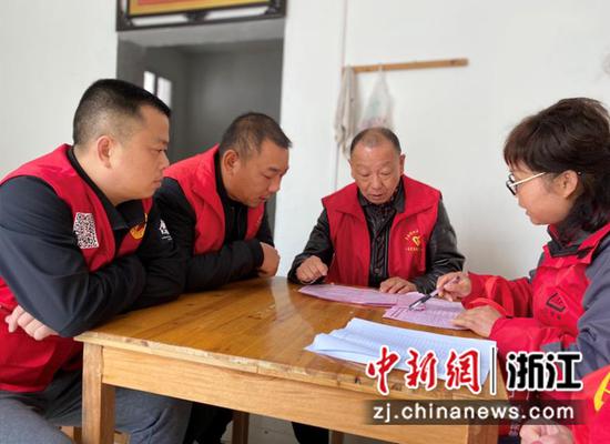 
在职党员和社区红管家志愿者们商讨小区内停车位改造等相关事宜。李雪萍 摄