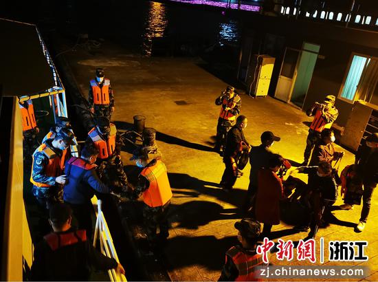 42名游客搭乘海警执法船抵达椒江码头 
 马世泷 摄