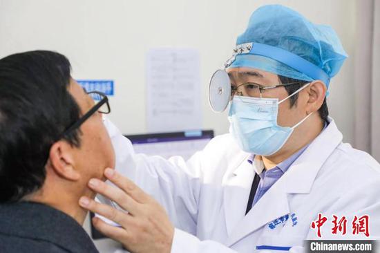 江苏省人民医院耳鼻咽喉科主任、过敏诊疗中心主任程雷（右）在义诊。　中国红基会供图