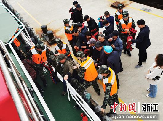 被困浙江台州一江山岛的42名游客被转移到海警执法船  马世泷  摄