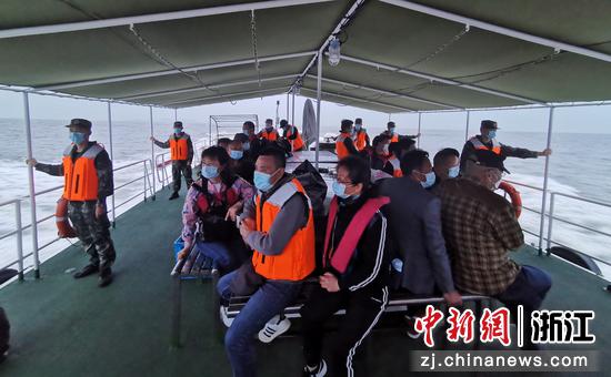 42名游客搭乘海警执法船返回椒江码头
 马世泷 摄