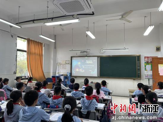 杭州市夏衍小学的课堂引入了该系列精品视频。校方供图