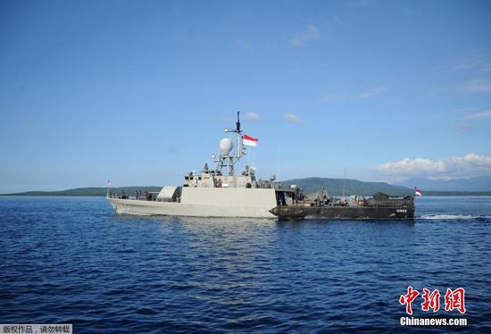 当地时间4月24日，印尼军方在巴厘岛举行新闻发布会宣布，此前失联的该国海军KRI Nanggala 402潜艇已沉没。印尼国民军总司令哈迪·贾詹托和海军参谋长尤多·马戈诺在新闻发布会上展示了近几日搜救人员在巴厘岛附近海域打捞到的失联潜艇残骸和艇内多件物品。尤多·马戈诺表示，如果潜艇没有受到损坏，这些物品不会出现在潜艇外。