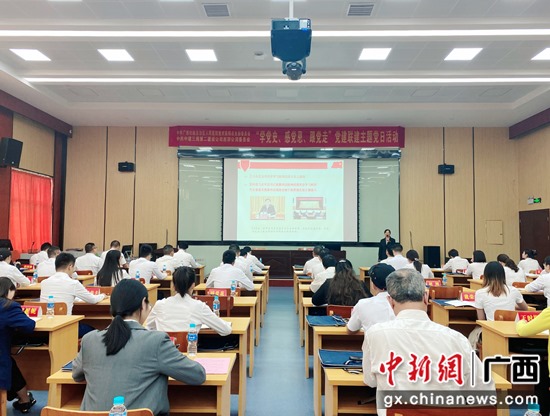覃玉滨为党员们讲授《中国共产党百年奋斗历程》专题党课。聂通 摄