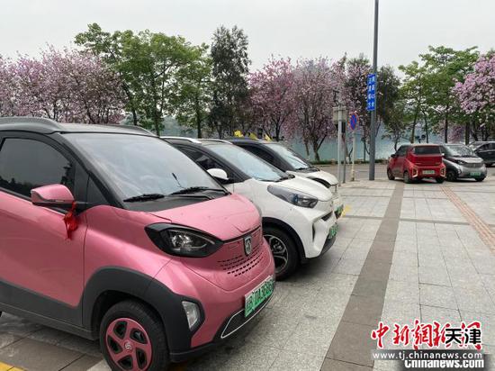 在柳州市区街道上，精致小巧的新能源汽车随处可见。　周潇男　摄