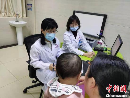 上海专家阜阳坐诊，众多患者闻讯前来。　晏雪鸣　摄