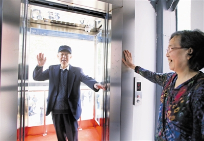 4月25日，天士力花园小区居民共同见证了加装电梯正式启动。记者 高莹辉摄