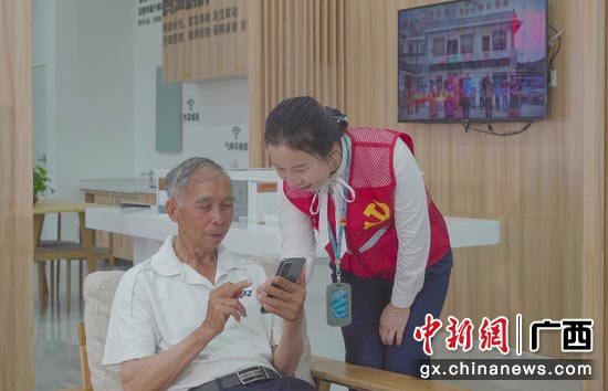 中国移动营业厅的党员志愿者为“银发族”答疑解惑，让老年人也能乐享“智慧晚年”。