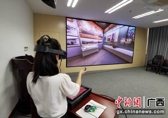 中国移动北海分公司党员通过5G+AR智慧沙盘平台学习党史。