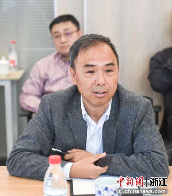 杭州未来科技城创新研究院负责人郭吉丰介绍研究院有关情况。 王刚 摄