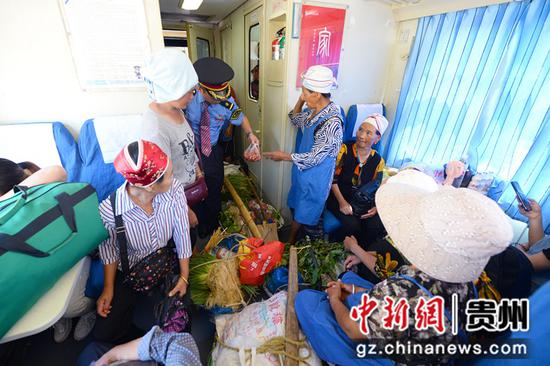 图为民众在列车上整理蔬菜。贵阳客运段供图
