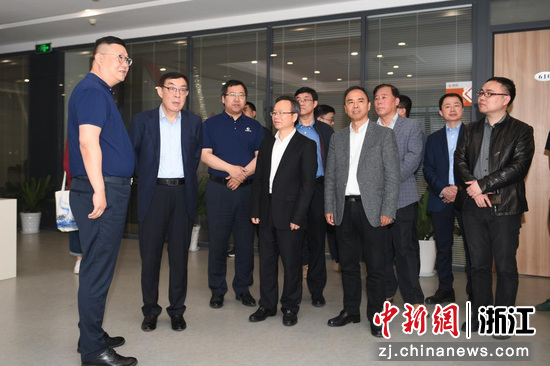 马培华一行走访杭州德创能源设备有限公司。 王刚 摄