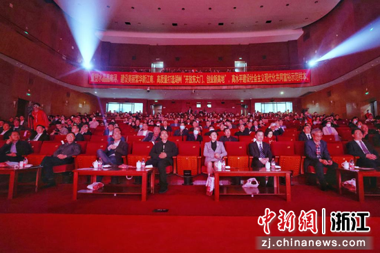 众人参加第八届“徐迟报告文学奖”颁奖活动  倪傲杰 摄