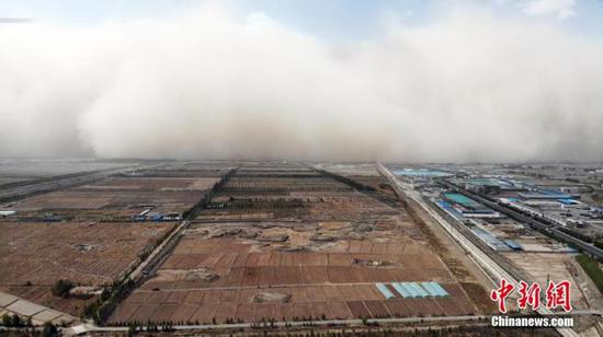 资料图：沙尘暴袭击。（无人机照片，图文无关） 中新社记者 高展 摄