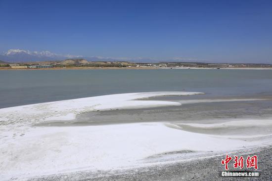 新疆烏魯木齊鹽湖景色迷人