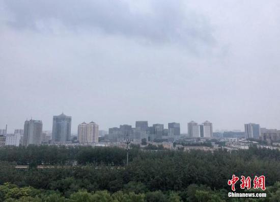 资料图：北京，天空中飘着缕缕云絮。中新网记者 李霈韵 摄