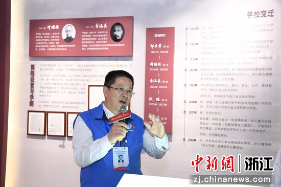浙江工商大学党委书记陈柳裕当起了“讲解员”。  浙江工商大学