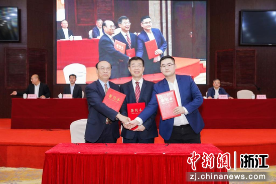 合作签约仪式。  杨依栋 摄