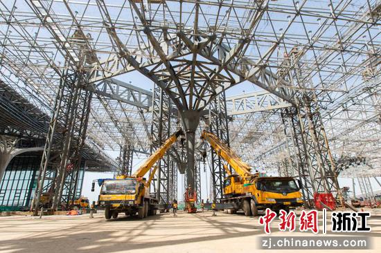 杭州机场新建主楼钢屋盖封顶现场。谭申捷 摄