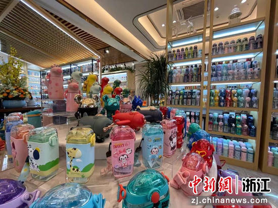 资料图：义乌一家销售杯具的店铺，商品玲琅满目。  张斌 摄