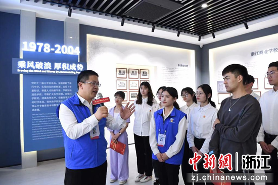浙江工商大学党委书记陈柳裕为学生讲述红色校史。  浙江工商大学