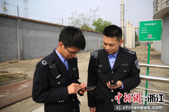 义乌市市场监督管理局工作人员在检查中。义乌市市场监督管理局 供图