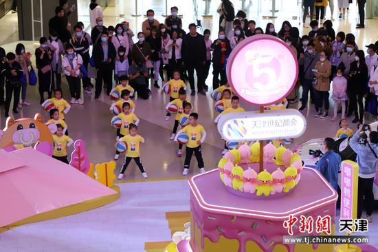 网红IP“嘟嘟鸭”家族全国首展5月1日亮相天津世纪都会。 中新社记者 张道正 摄