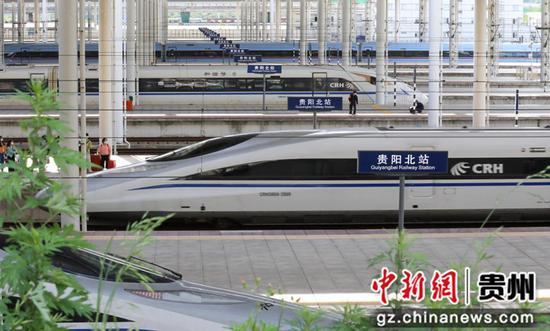 4月30日，在贵阳北站站台上，多列高铁列车正有序发送旅客。