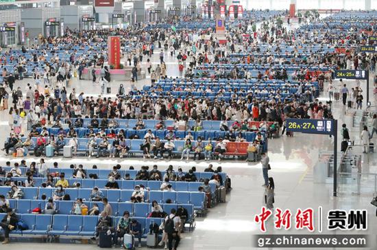 4月30日，在贵阳北站候车室内，旅客正在有序候车。