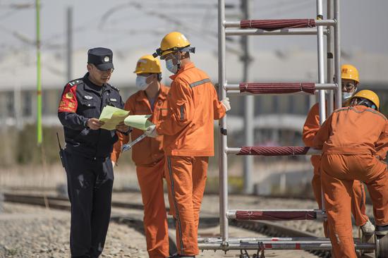 乌鲁木齐站派出所民警深入铁路一线岗位面对面向职工讲解防电诈安全常识。