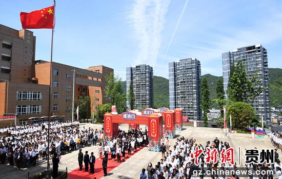 4月30日，在贵阳市南明甲秀高级中学，高三学生和家长在参加十八岁成人礼活动。