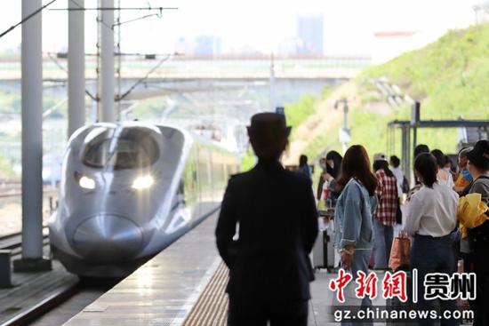 4月30日，在贵阳北站站台上，工作人员正在进行接发列车作业，确保旅客安全。