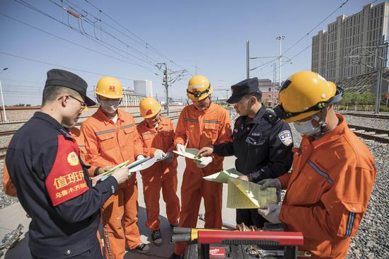 乌鲁木齐站派出所民警深入铁路一线岗位面对面向职工讲解防电诈安全常识。