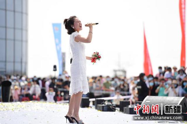 5月1日，著名歌手云朵、深圳30位SIUF国际超模等在新疆伊吾胡杨林景区开园仪式启动现场助兴。闻德轩 摄