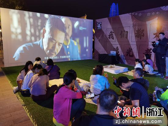 民众观看露天电影。 王溪供图