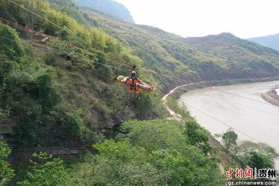 图为贵州消防员开展388M复杂地形斜向救援。贵州省消防救援总队供图