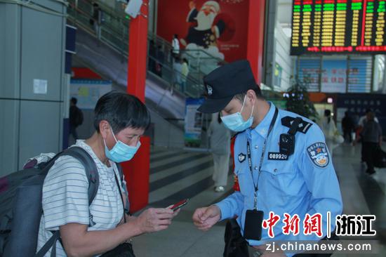 民警帮助旅客确认乘车信息。 焦志强供图