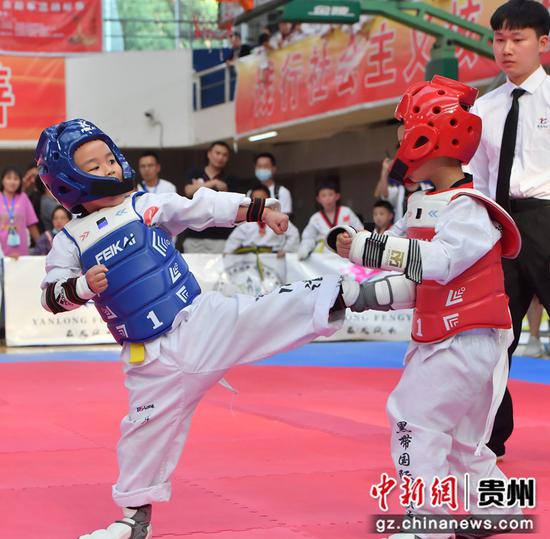 5月2日，贵阳市贵州理工学院蔡家关校区体育馆，2021年贵州省大众跆拳道锦标赛（高手会站）儿童组参赛选手在比赛中。