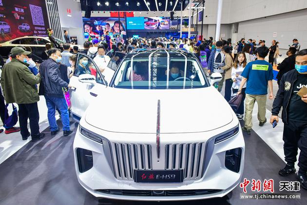 5月3日，正在天津梅江会展中心举办的第十届天津五一国际车展上，各种备受关注的“网红”车型吸引参观者驻足。据介 绍，本届车展吸引国内外100多个汽车品牌前来参展。
中新社记者 佟郁 摄