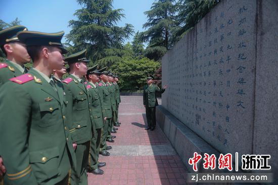 武警官兵参观杭州解放纪念碑。胡港 摄