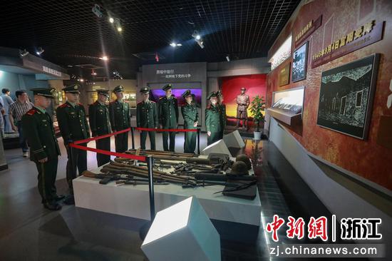武警官兵参观杭州革命烈士纪念馆。胡港 摄