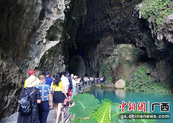 图为游客在百魔洞景区游览 黄峰 供图