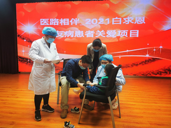 医护人员与基金会志愿者在天津儿童福利院进行义诊活动