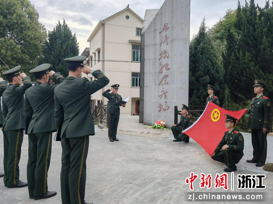 官兵们来到纪念碑前宣誓。  赵江峰 摄