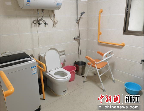 经适老化改造的卫生间。 杭州民政 供图