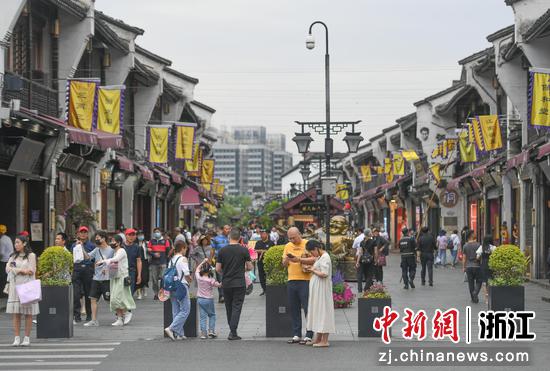 杭州一条商业街游人络绎不绝。王刚 摄